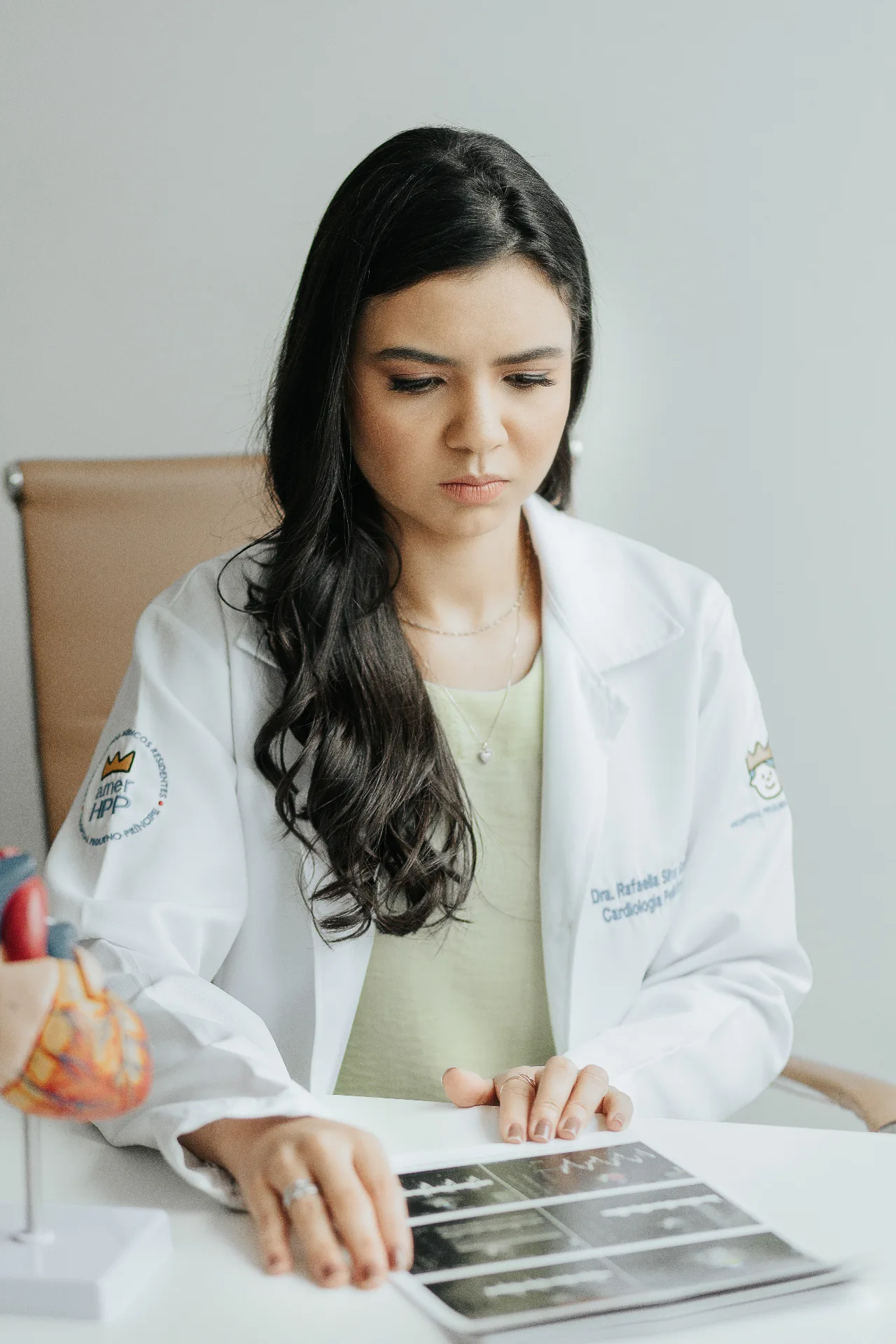 Dra. Rafaella Souza em atendimento de cardiologia pediátrica