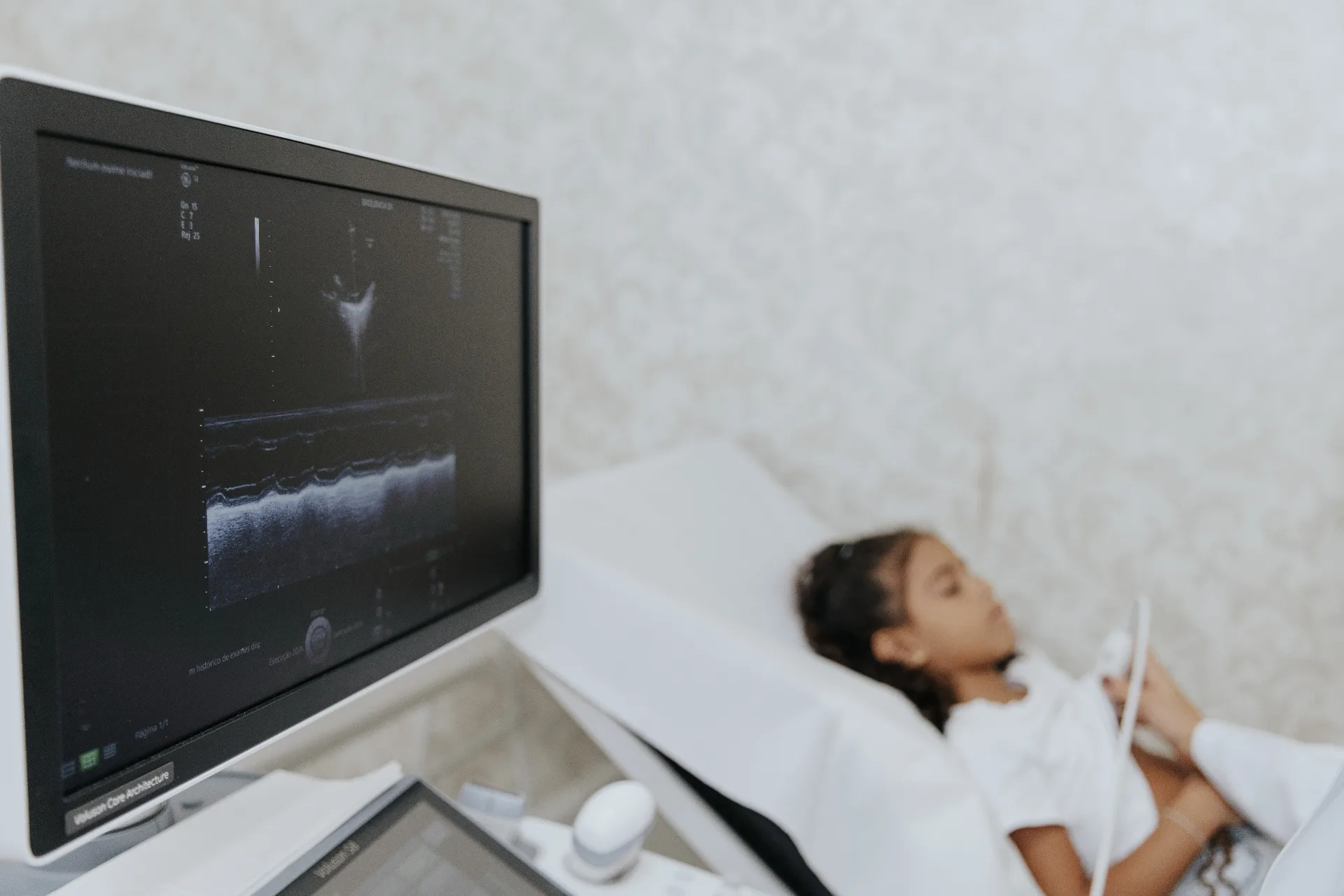 Tela de ultrassom durante ecocardiograma pediátrico